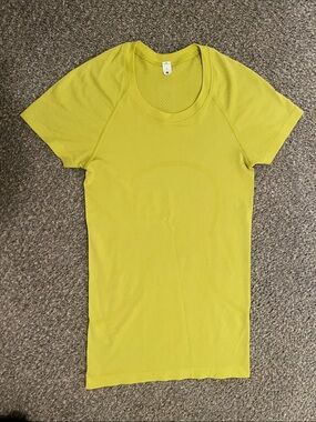 Lululemon swiftlytech shirt. 4